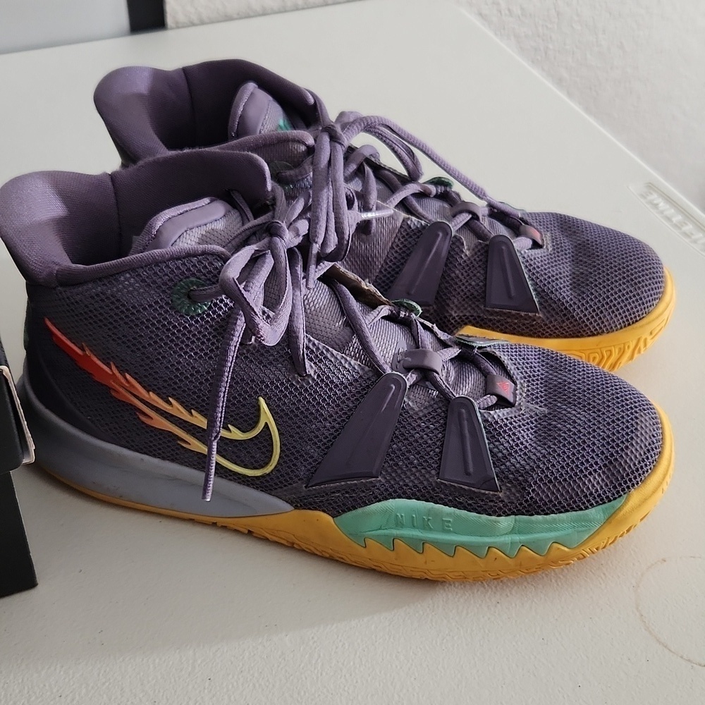 Nike Sneakers Kyrie Size 5.5Y